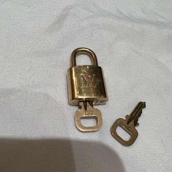 Louis Vuitton # 301 Lock With 2 Keys and Unbranded Chain - Picture 9 of 10